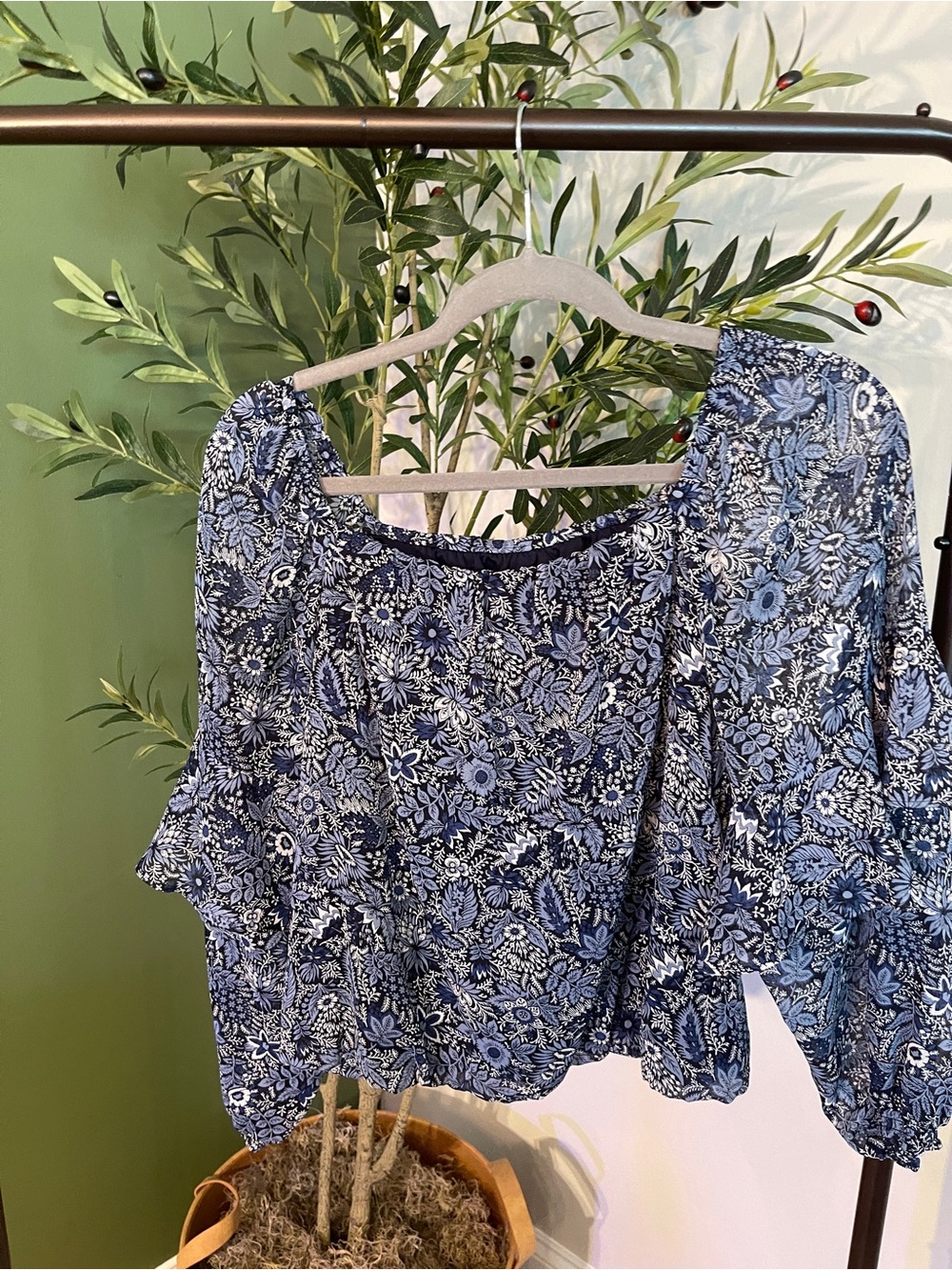 Banana Republic Blue and White Floral Off-Shoulder Blouse